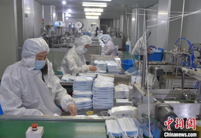  图为江西进贤县一家口罩生产企业正在生产口罩。(资料图) 万朝晖 摄
